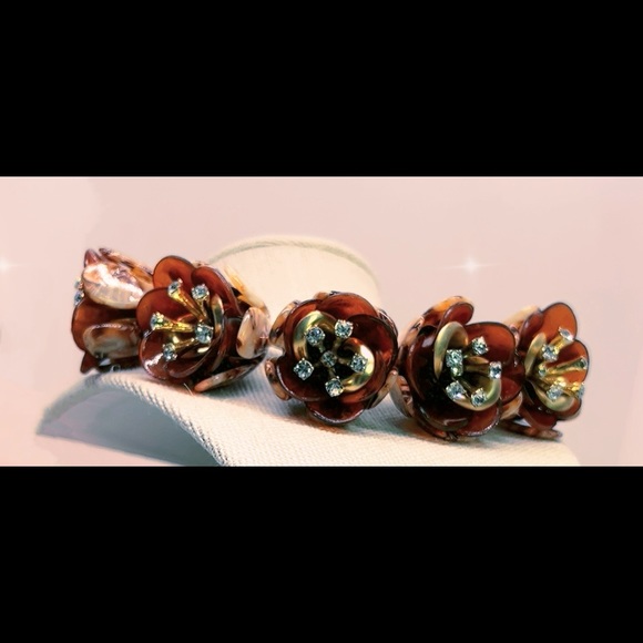 White House Black Market Boutique Acrylic & Rhinestone Floral Statement Necklace - Picture 5 of 5